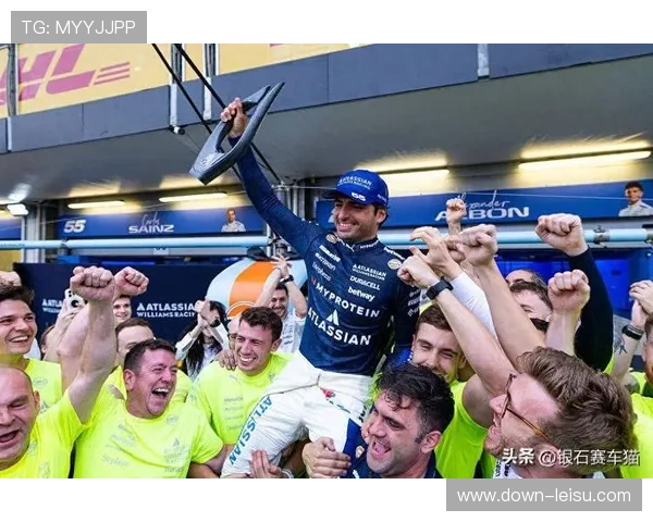 塞恩斯阿塞拜疆站助威廉姆斯时隔四年重回领奖台