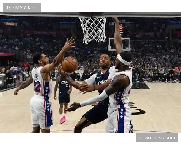 镜头聚焦：雷恩老将伤愈复出替补登场，全场起立鼓掌